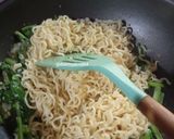 Foto langkah ke 3 dari resep Mie Telur Sawi Hijau.