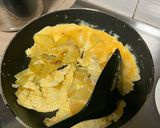 A picture of step 5 of Fried egg with potato.