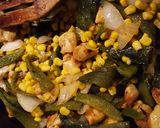 Foto del paso 10 de la receta: Pollo con rajas de poblano y elotes, en salsa de crema