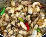 Hình bước làm 3 của món Ba rọi, tôm bạc kho tiêu