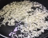 รูปขั้นตอนการทำที่ 2 ของ มาม่าผัดไข่เค็มหมู