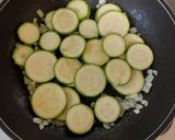 Foto del paso 2 de la receta: Tortilla de huevo con calabacitas