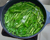 減脂便當(青椒菇菇、小黃瓜玉米、雞肉、燙炒青菜)的食譜步驟5照片