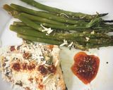 Foto del paso 5 de la receta: Salmón al ajo con limón y parmesano y espárragos