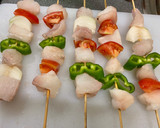 Foto del paso 1 de la receta: Brochetas de rape y merluza con salsa romescu y cachelos al pimentón