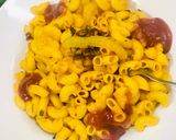 A picture of step 3 of Schezwan macaroni with capsicum.
