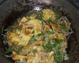 Foto langkah ke 5 dari resep Tumis buncis tauge telur dadar iris.