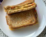 Foto langkah ke 7 dari resep Cheesy Egg-Sausage-Smoked Beef Toastie.