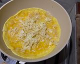 Foto langkah ke 3 dari resep Omelet Keju Enoki.