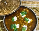 A picture of step 7 of Yakhni chanay with cream.