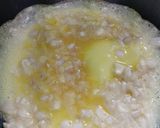 Gambar langkah 3 resipi Telur dadar bawang.