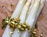 A picture of step 4 of White asparagus with lemon and pistachios - vegan.