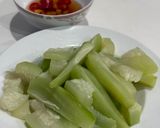 Hình bước làm 1 của món Cơm nhà với cánh tỏi gà kho nước dừa, su su và bầu luộc, canh rau ngót thịt mọc