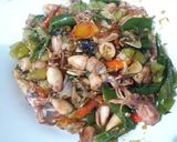 Foto langkah ke 5 dari resep Tumis Cumi Asin Cabe Hijau.