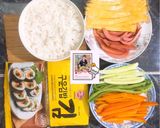 Hình bước làm 4 của món Cơm cuộn rong biển🍱🥢