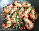 รูปขั้นตอนการทำที่ 5 ของ กุ้งผัดพริกเกลือ