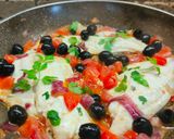 Foto del passaggio 2 della ricetta Filetto di Orata alla Mediterranea