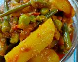 A picture of step 5 of French beans potatoes and peas curry in African style.