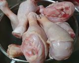 รูปขั้นตอนการทำที่ 1 ของ น่องไก่ต้มน้ำปลา