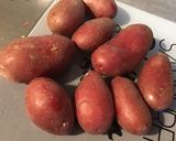 Une image de l'étape 1 de Pommes de terre et poivrons rouges aux herbes aromatiques.