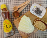 A picture of step 1 of Shiokonbu cabbage(Salted kelp cabbage).