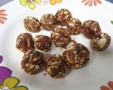 A picture of step 2 of Dates bar with goji Berry and sunflower seeds.