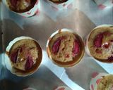 Foto langkah ke 4 dari resep Strawberry Muffins.