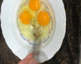 Foto del paso 3 de la receta: Rollitos de tortilla de zanahoria rallada, queso y perejil