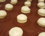 Foto del paso 1 de la receta Macarons rellenos de fresa fresca y buttercream