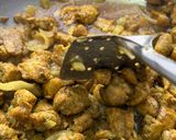 Foto langkah ke 4 dari resep Gai Pad Pongali (Ayam Tumis Bubuk Kari) Khas Thailand.