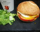 Foto del paso 4 de la receta: Bollo con crema de queso azul, pesto y huevo