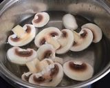 Hình bước làm 1 của món Mì Gói Nấu Nấm Mỡ & Thanh Cua Surimi