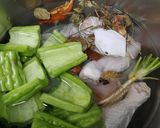 รูปขั้นตอนการทำที่ 6 ของ ก๋วยเตี๋ยวบะหมี่มะระน่องไก่