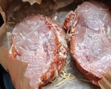 Foto del paso 4 de la receta: Cinta de lomo adobada, en airfryer, con guarnición de guisantes con jamón
