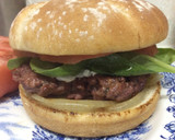 Foto del paso 3 de la receta: Hamburguesa de buey con cebolla caramelizada, queso de cabra y hojas de espinaca🍔🍃🐐