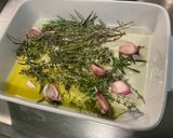 Une image de l'étape 3 de Cuisses de poulet fermier aux herbes aromatiques et ail rose en chemise.