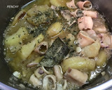 Foto del paso 3 de la receta: Chipirones en salsa con refrito de patatas y piñones