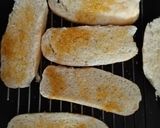Foto del passaggio 5 della ricetta Calamari in umido con piselli e bruschette di pane