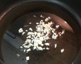 Foto del paso 2 de la receta: Fideos fritos con langostinos y emulsión de pimientos piquillo