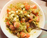 Foto del paso 2 de la receta: Ensalada de marisco y frutas en salsa cóctel