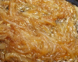 Foto del paso 1 de la receta: Vieira sobre parmentier de alcachofa, con cebolla caramelizada y crujiente de ibérico