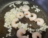 Foto del paso 3 de la receta: Salteado espinacas, cebolla, zanahorias, champiñones y gambas
