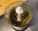 Une image de l'étape 4 de Sauce salade au citron confit, pesto de fanes epicé et melfor.
