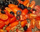 Foto del passaggio 3 della ricetta Spaghetti ai pomodorini freschi con capperi e olive