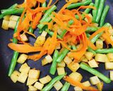 Hình bước làm 4 của món Salad ức gà áp chảo eat clean - giảm cân