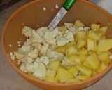 A picture of step 1 of Aloo gobhi ki sabji.