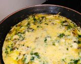 A picture of step 3 of Spinach mushroom omelette with flavour of garlic.