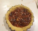 Foto del passaggio 2 della ricetta Crostatina ai fichi, frutta secca, zenzero e limone vegan