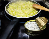 Foto del paso 1 de la receta: Tortilla de calabacín y gulas