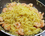 Foto del paso 5 de la receta: Espaguetis con colas de langostinos al ajillo